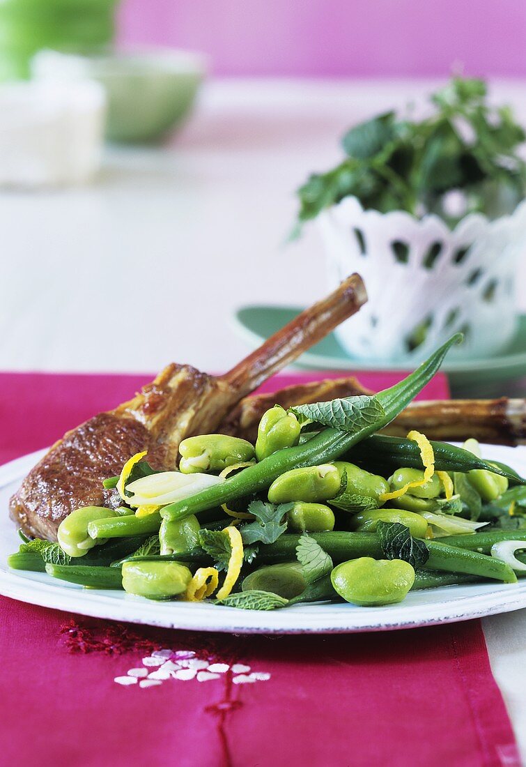 Bohnen-Kräuter-Salat mit Limettendressing und Lammkotelett