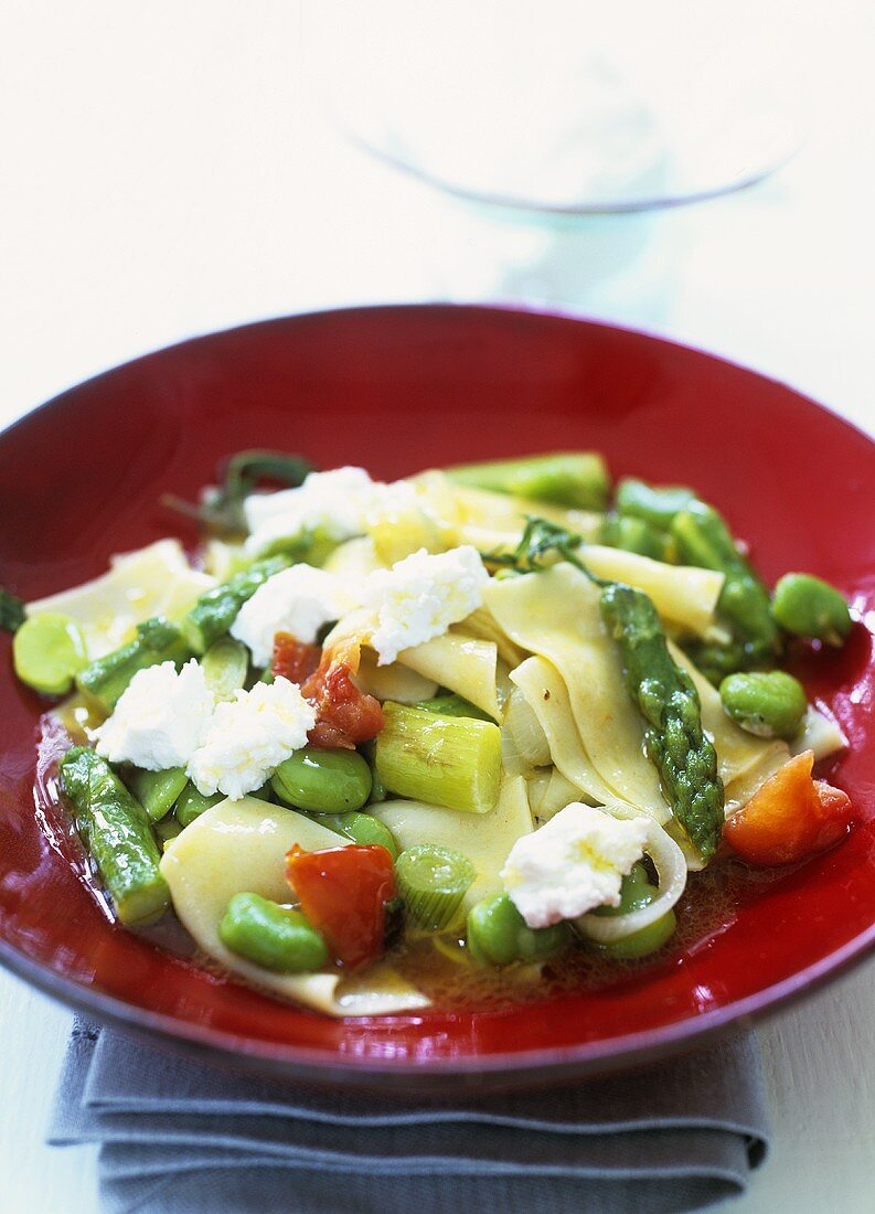 Pasta pieces with green asparagus and goat's cheese