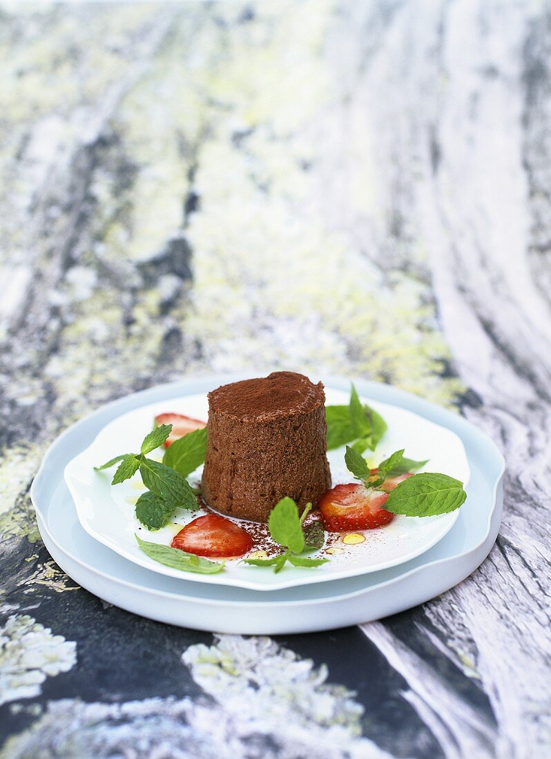 Schokoladenmousse mit Pfefferminzsalat und Erdbeeren