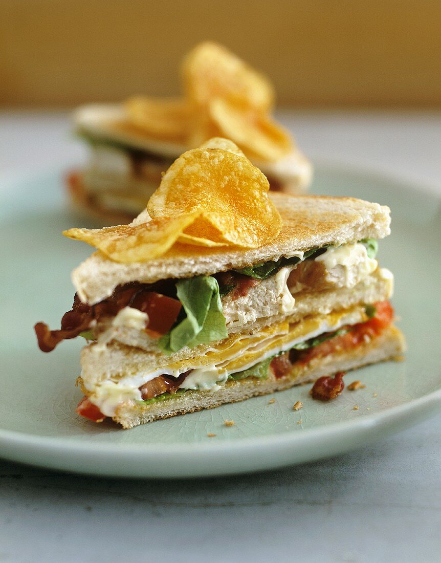 Club Sandwich mit Hühnerbrust und Kartoffelchips