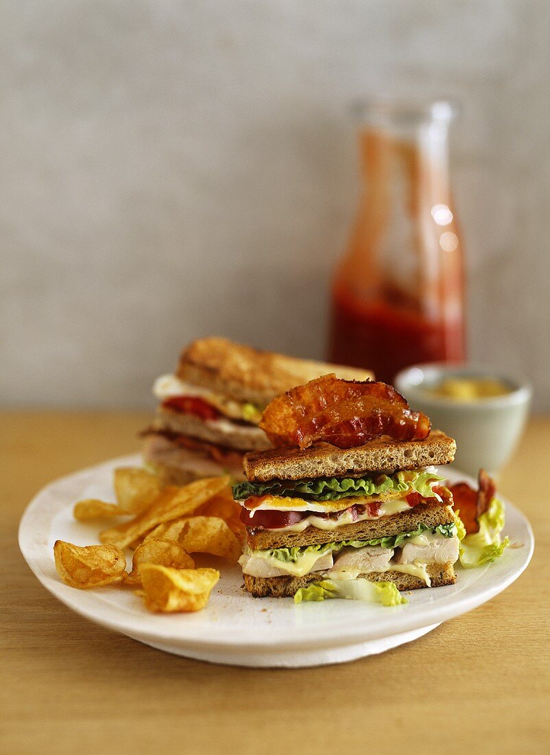 Club Sandwich mit Hühnerbrust und Kartoffelchips
