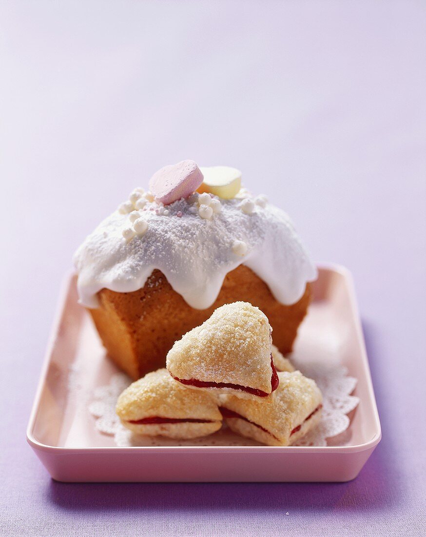Mini Rührkuchen mit Zuckerguss und herzförmige Plätzchen