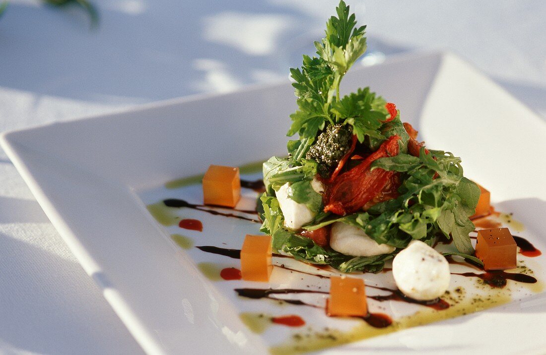 Salat mit getrockneten Tomaten und Mozzarella