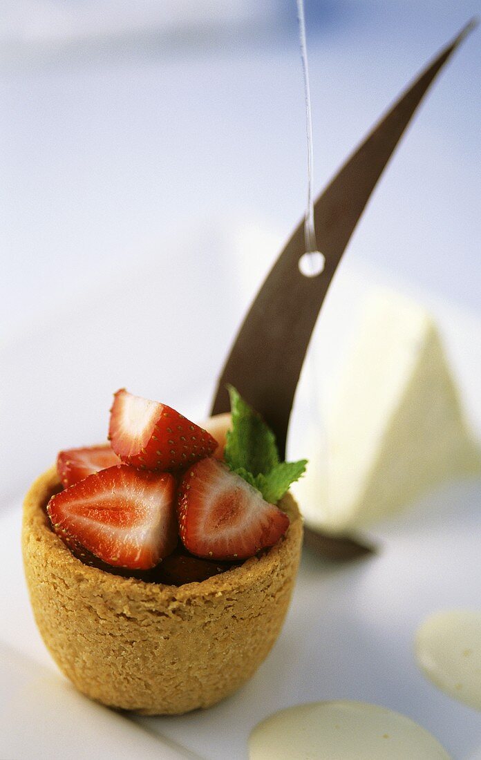 Shortbread-Törtchen mit Joghurtparfait, Champagnersabayon und Erdbeeren