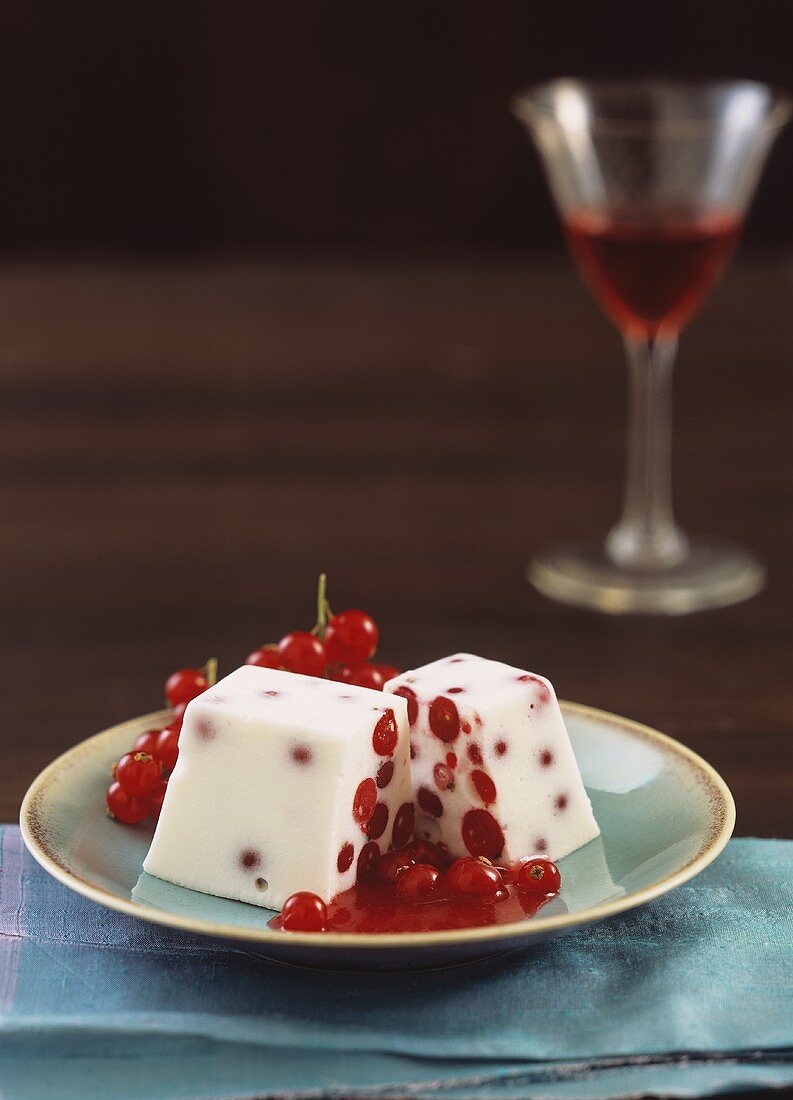 Cassata-Parfait mit roten Johannisbeeren