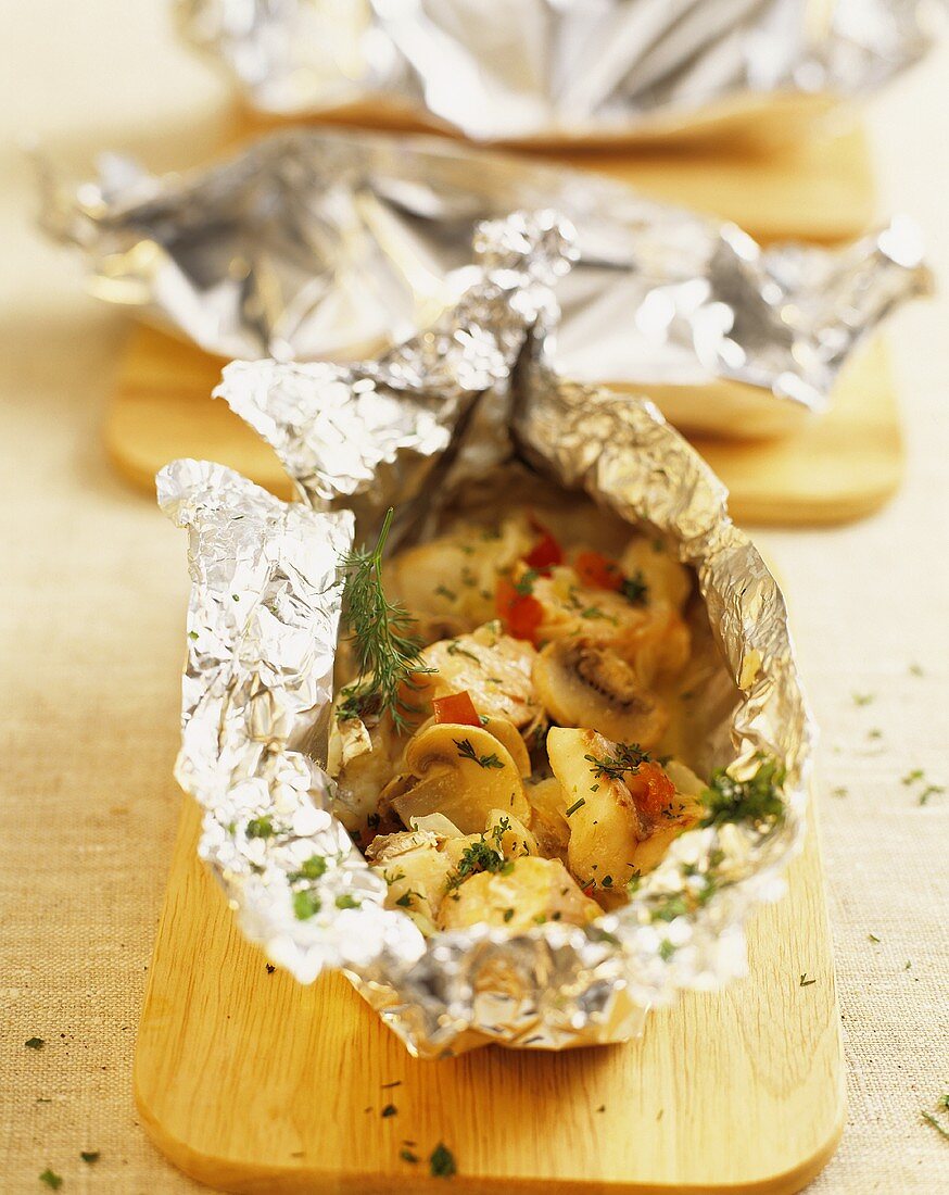 Fischfiletes in Alufolie mit Champignons