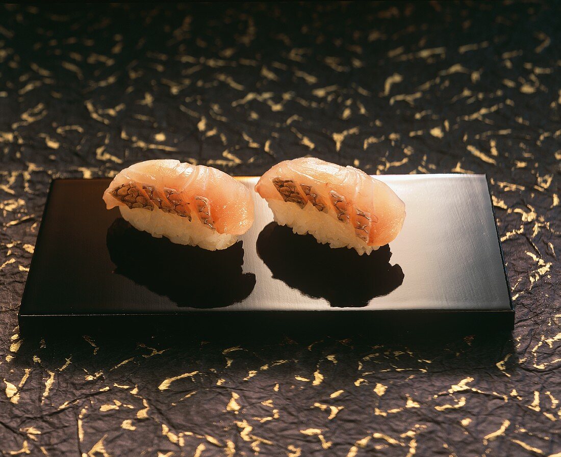 Zwei Tai-Sushi (Sushi mit Dorade)
