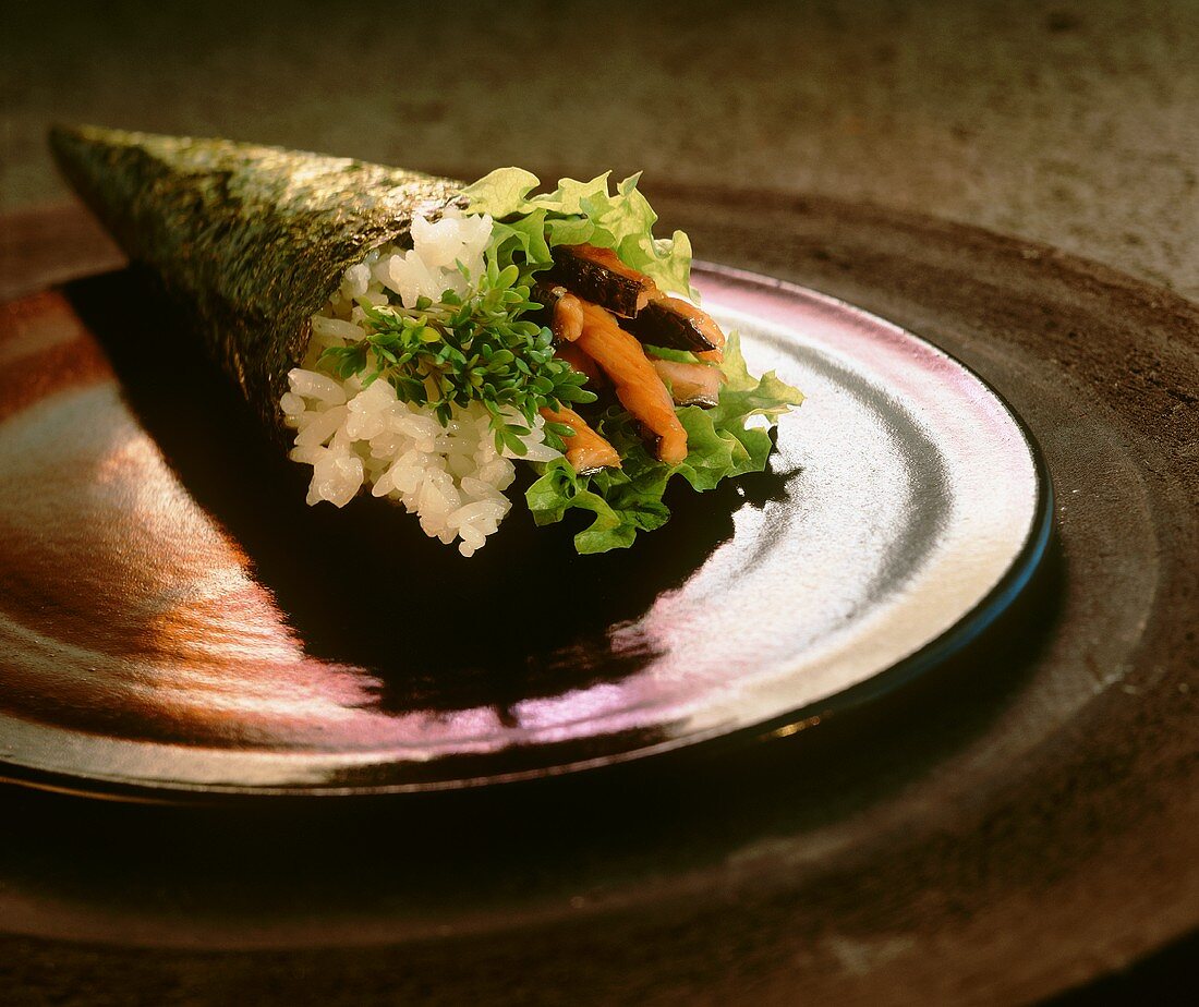 Ein Temaki-Sushi mit Lachs