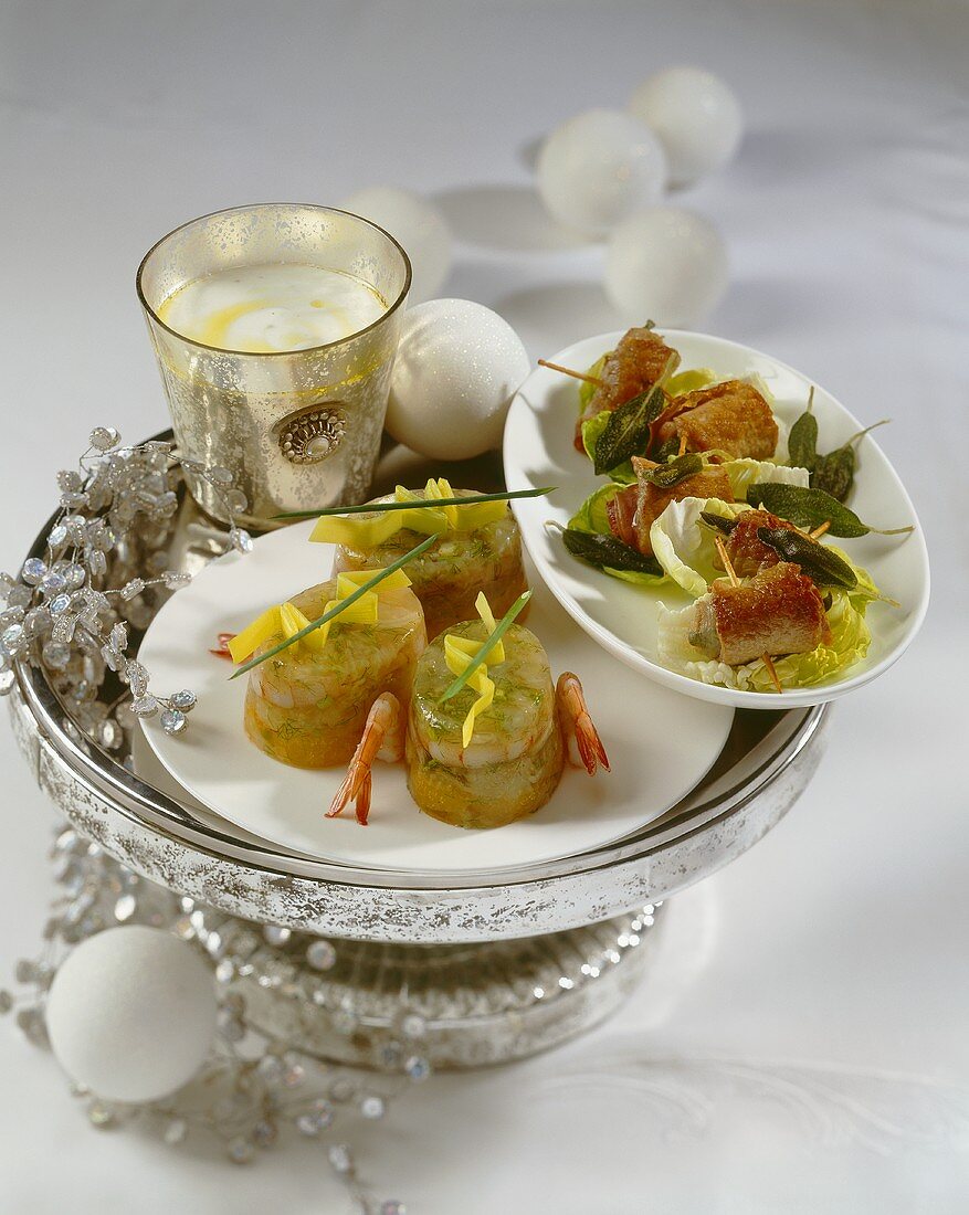 Shrimpssülzchen & Kalbsröllchen mit Salbei und Speck