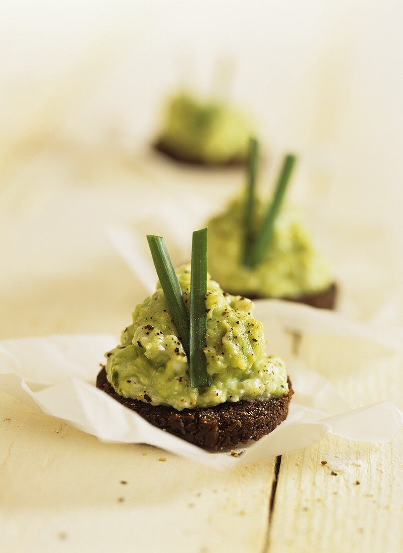 Avocadomousse auf Pumpernickel