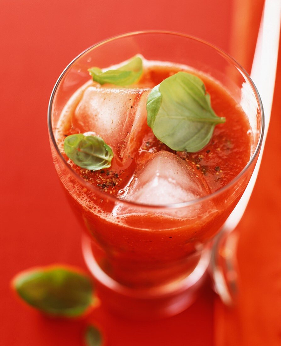 Tomaten-Basilikum-Drink mit Eiswürfeln
