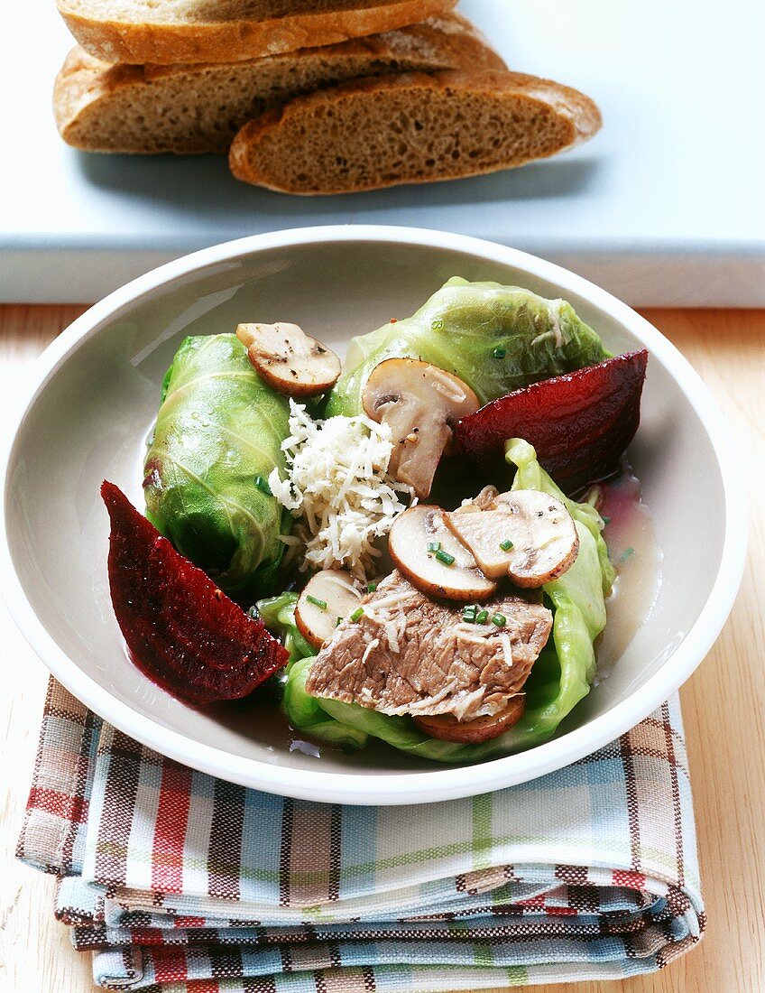 Spitzkohlroulade mit Tellerfleisch und Roter Bete