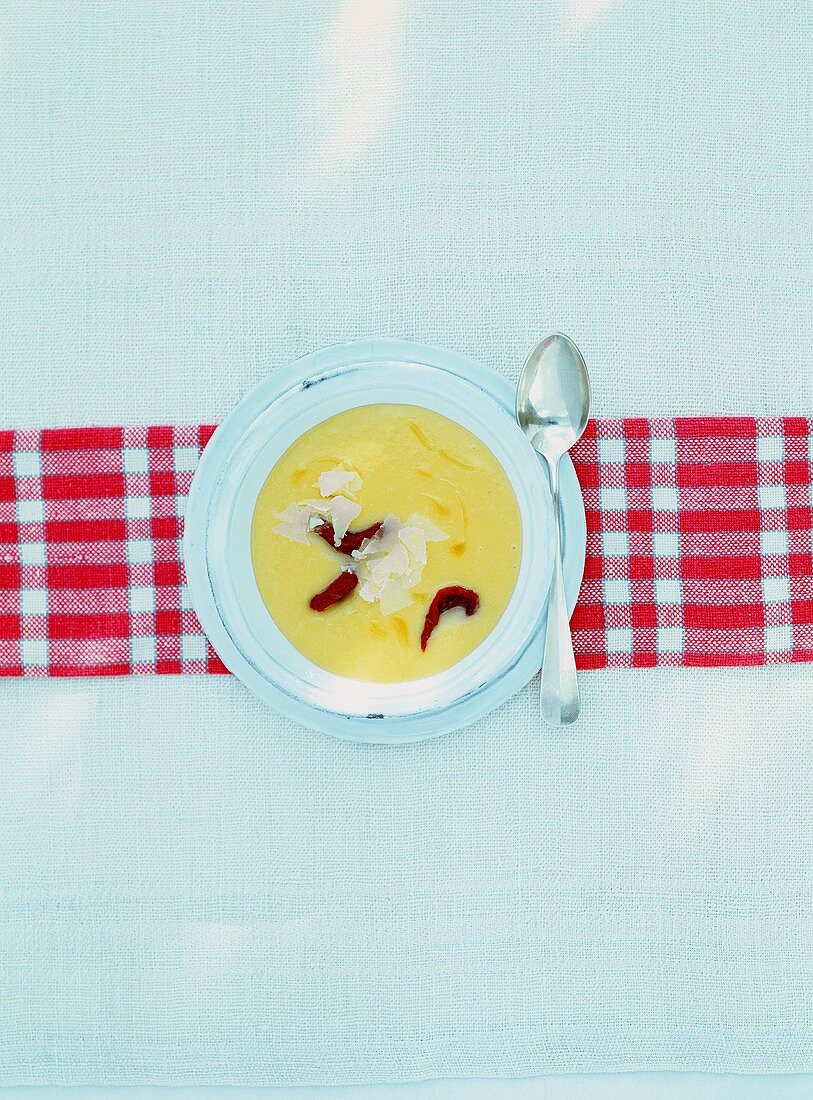 Pommes-poireau (Kartoffel-Lauch-Suppe) mit eingelegten Tomaten