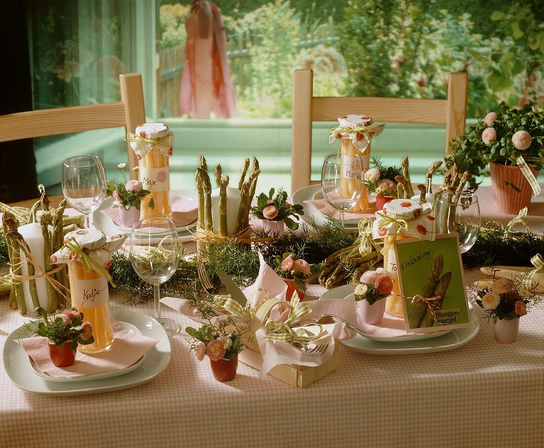 Gedeckter Frühlingstisch mit Spargel und Bellis dekoriert