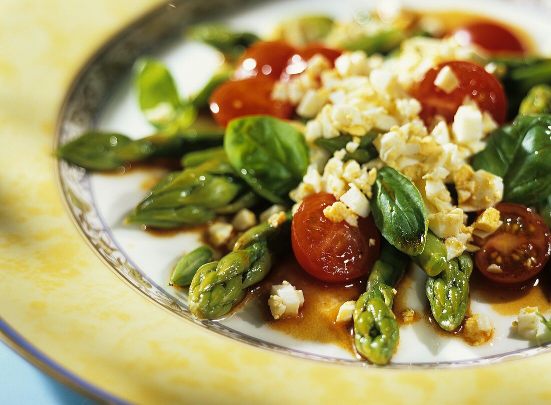 Green asparagus with cherry tomatoes and boiled egg