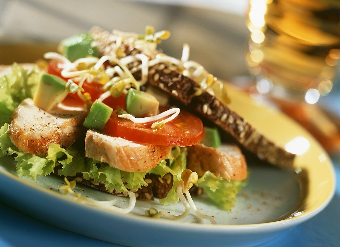 Salad with fried chicken and wholemeal bread