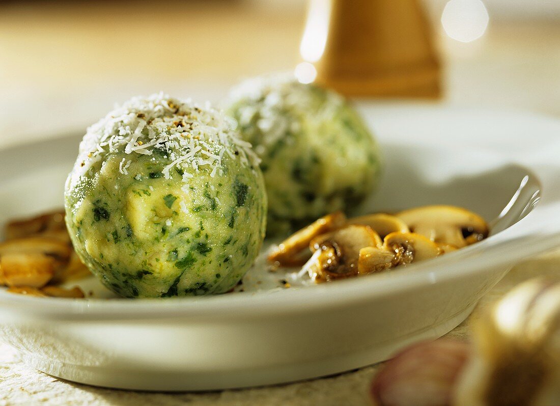 Spinatknödel mit Pilzragout