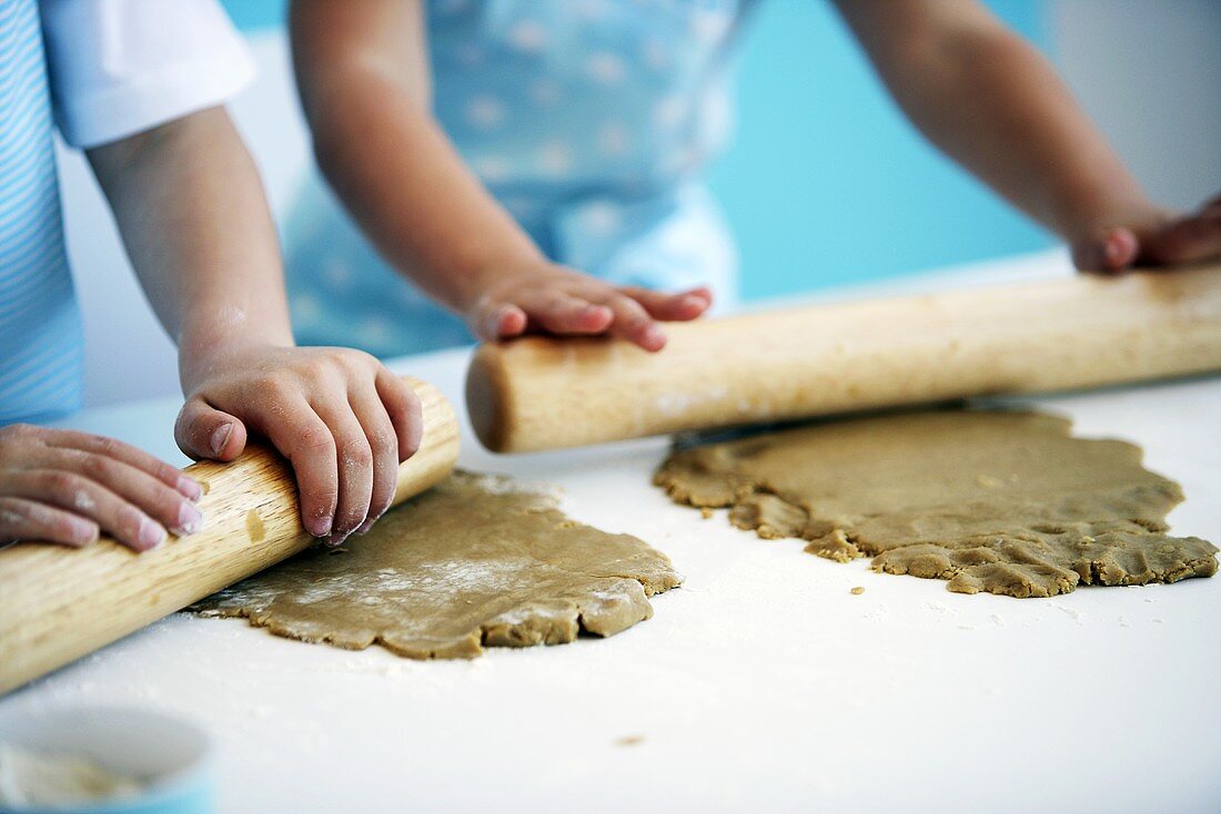 Kinder rollen Teig aus