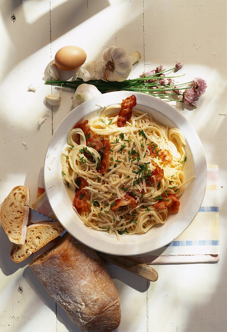 Spaghetti mit Knoblauchsauce, Speck und Schnittlauch
