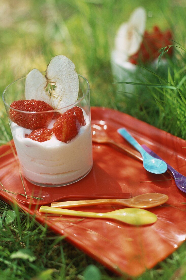 Blancmange with fresh strawberries and slices of apple