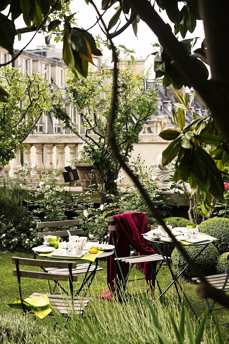 A coffee break in a garden