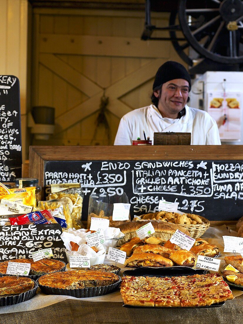 Bäcker verkauft seine Produkte auf einem Bauernmarkt in England
