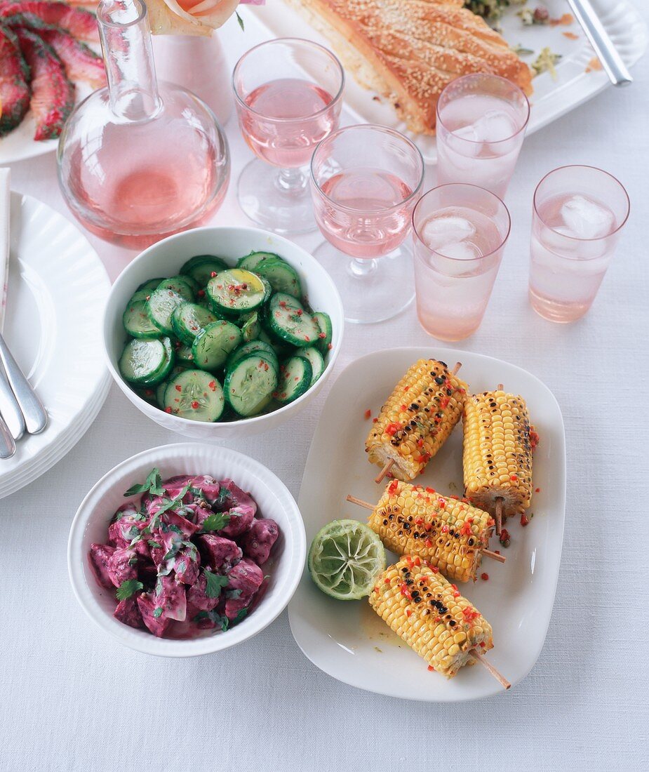 Gegrillte Maiskolben, Gurkensalat und Rote-Bete-Salat