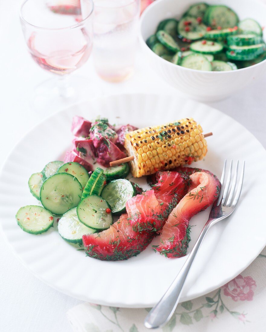 Gebeizter Rote-Bete-Lachs mit Dill, Gurkensalat & Maiskolben