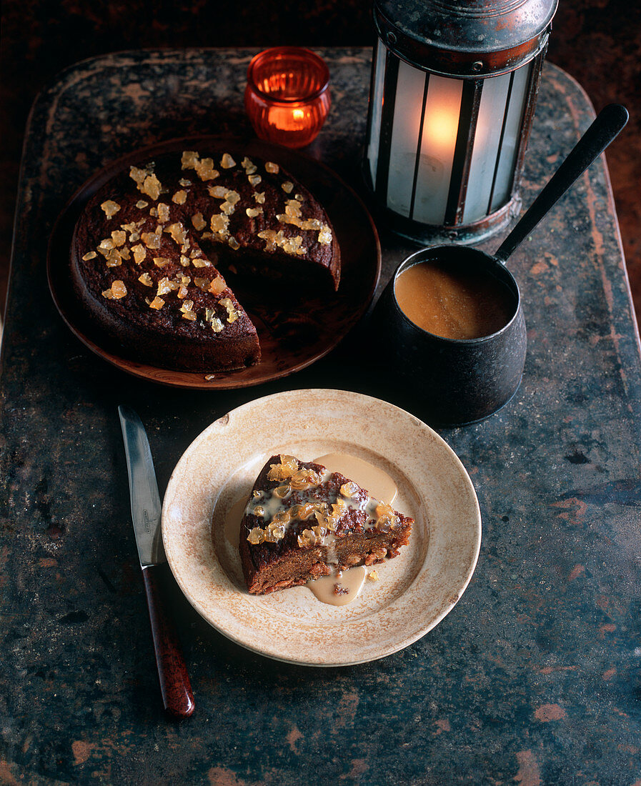 Englischer Treacle Cake (Sirupkuchen) mit kandiertem Ingwer und Toffeesauce