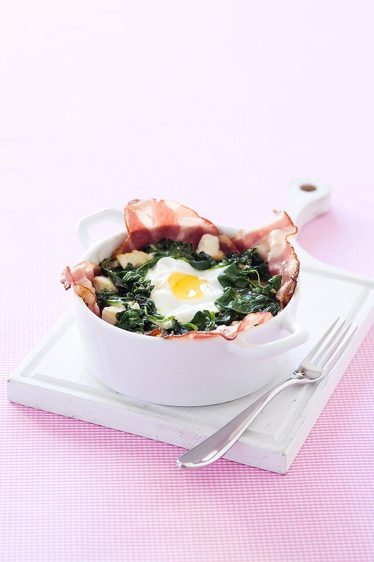 Spinach bake with bacon and fried egg