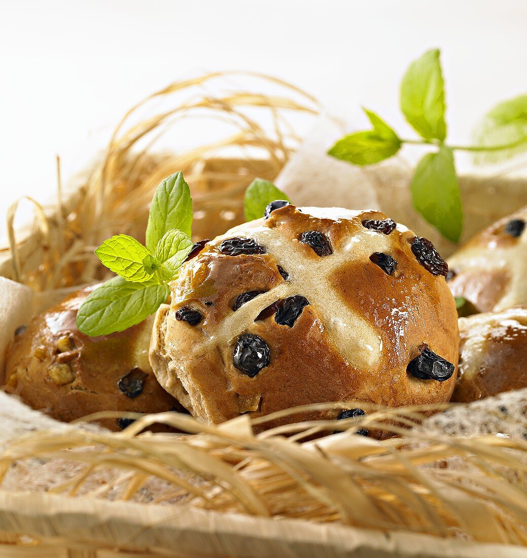 Hot cross buns in a bread basket (close-up)