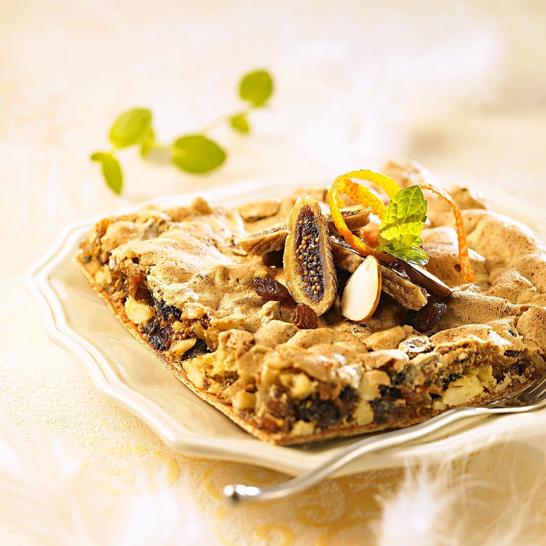 Mazurek (Osterkuchen aus Polen) mit Nüssen und Trockenfrüchten