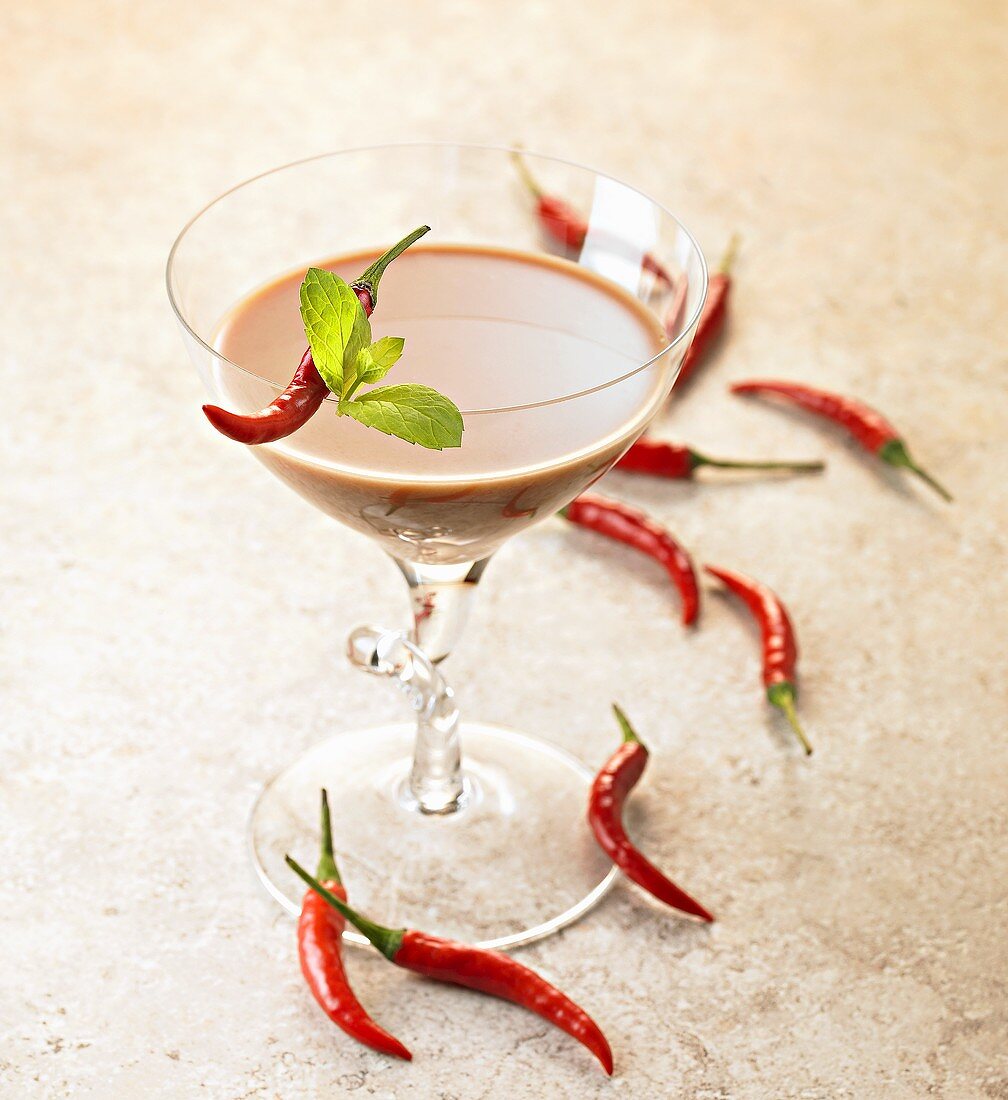 Martini mit Schokoladenlikör und Chilischoten