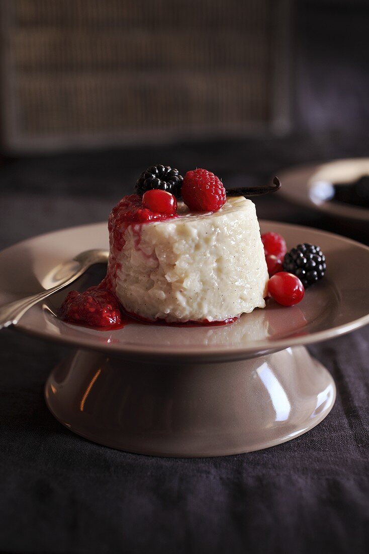 Vanilla rice pudding with berries