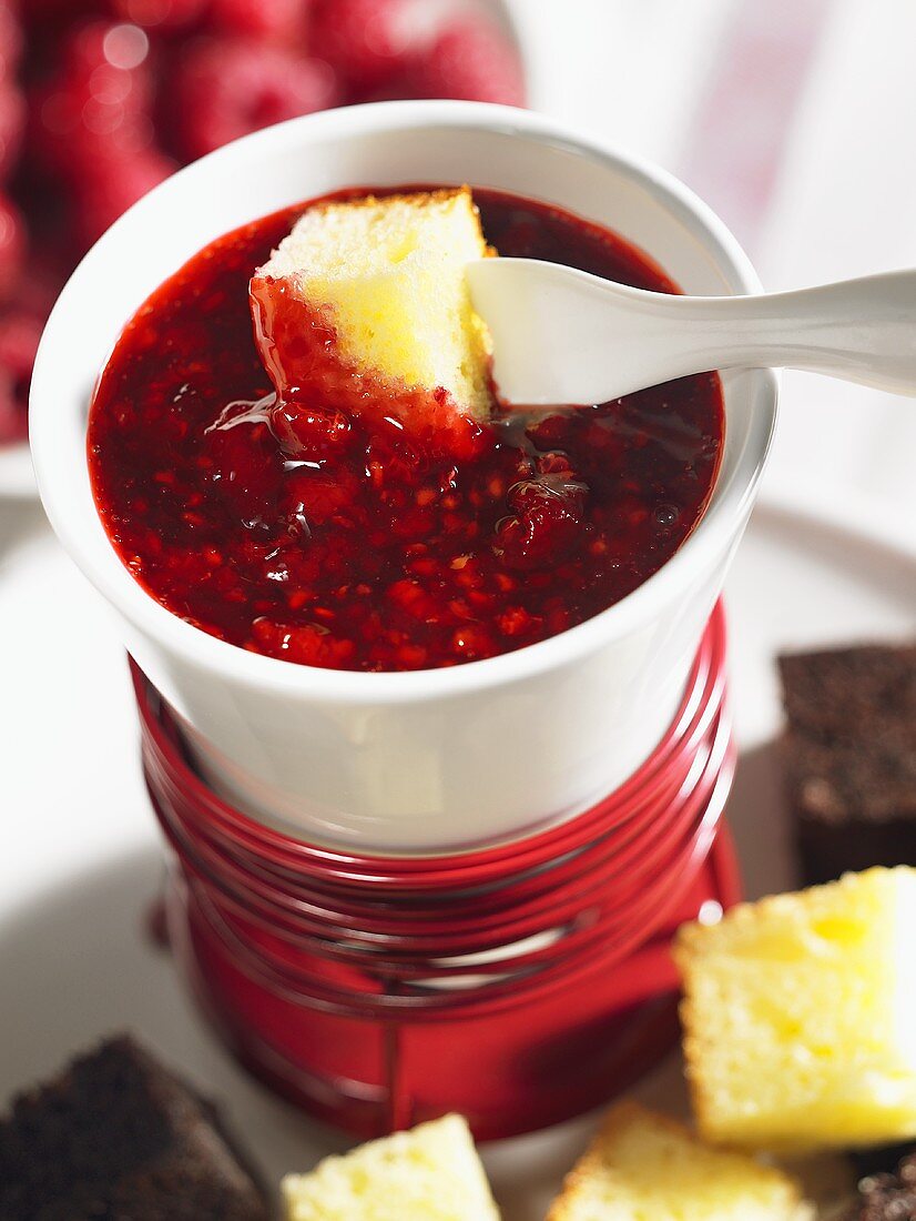 Himbeerfondue mit Kuchenwürfeln