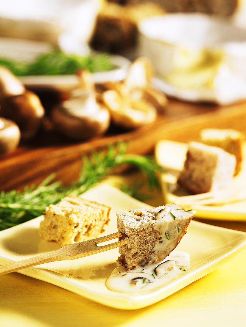 Käse-Pilz-Fondue mit Brotwürfeln