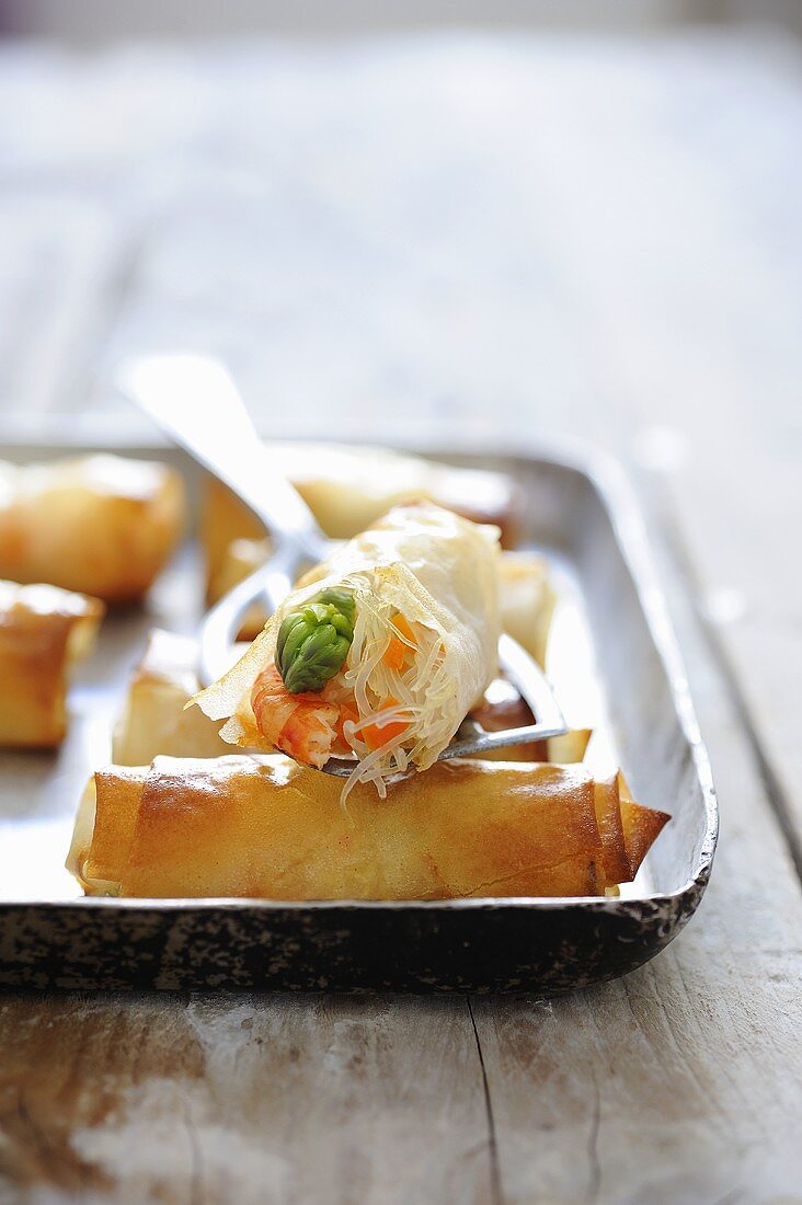 Spring rolls with rice noodles, asparagus and prawns