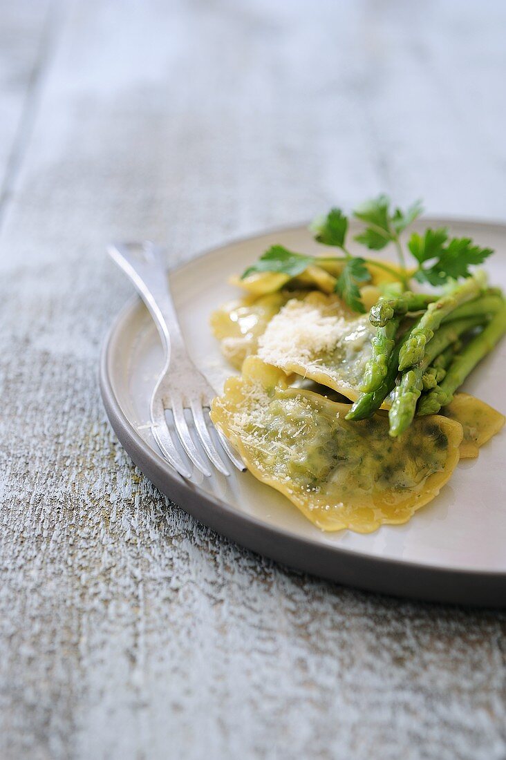 Ravioli mit Heilbutt, Spinat und Ricotta gefüllt