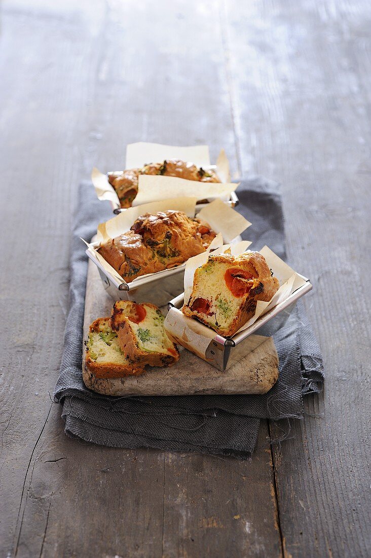 Mini cakes with broccoli and cherry tomatoes