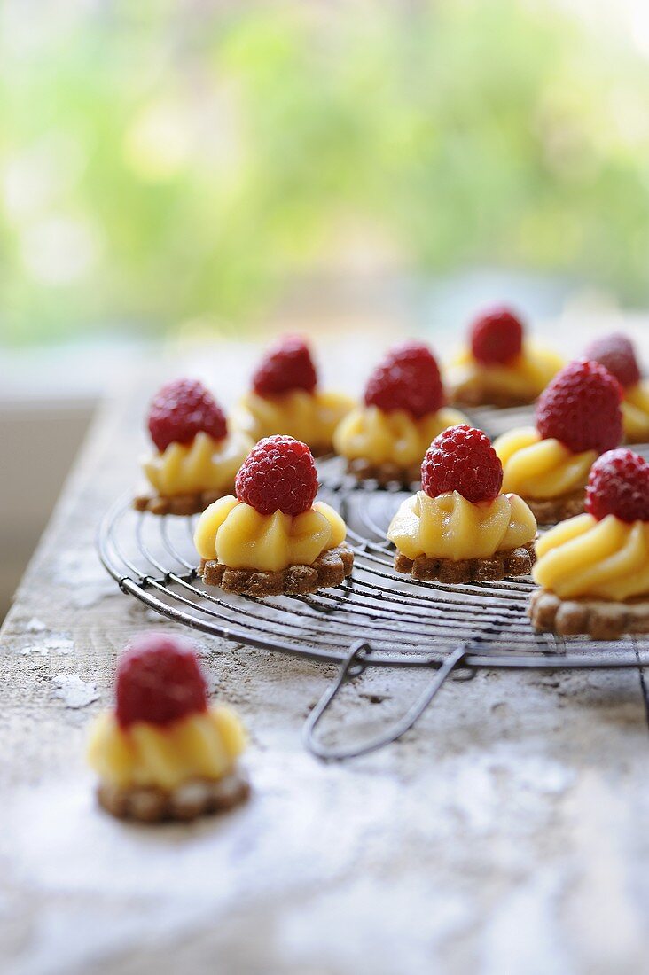 Tartlets with lemon cream and raspberries
