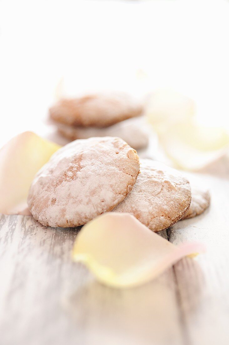 Amaretti mit Rosenblättern