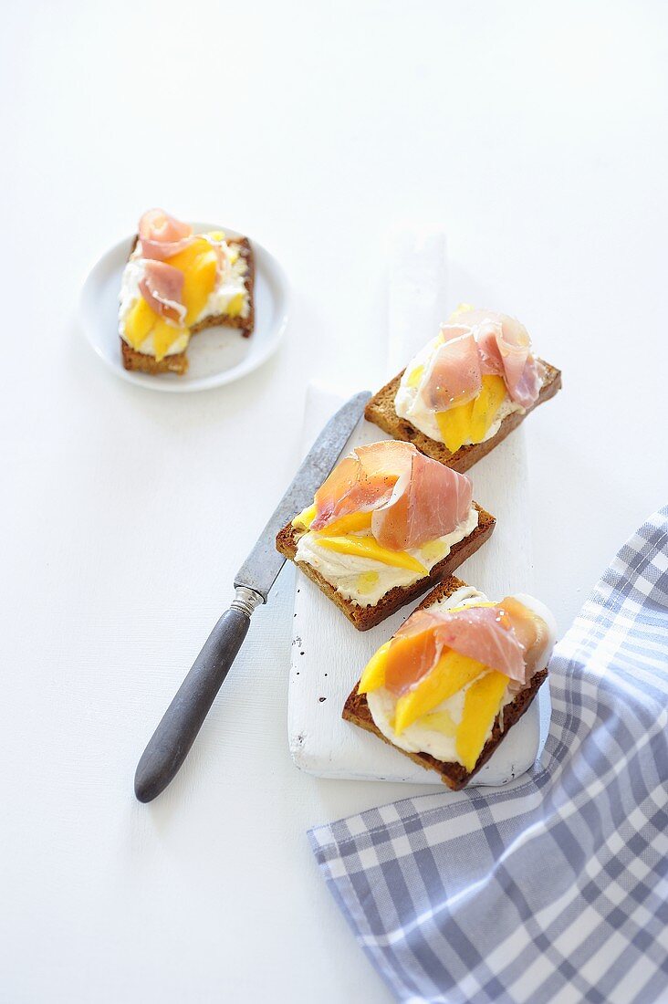 Spiced bread with ricotta, ham and mango