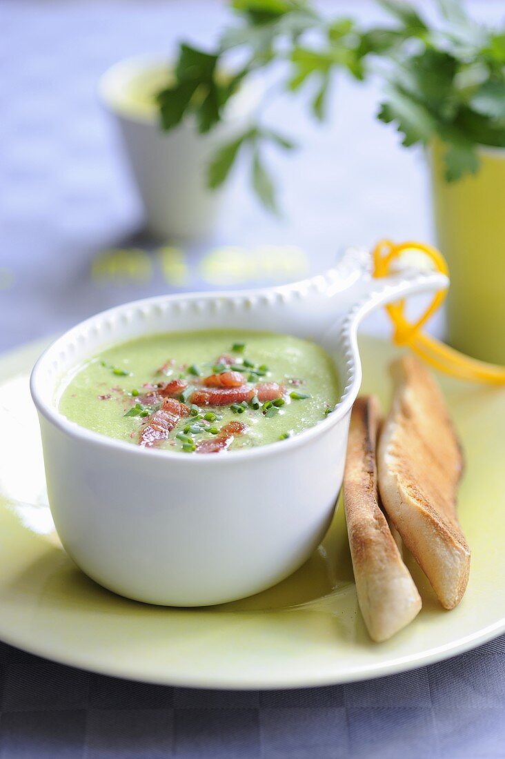 Cream of pea soup with bacon strips