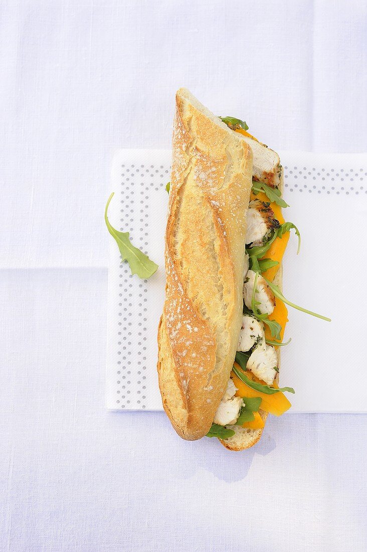 Baguette-Sandwich mit Hähnchenbrust und Mango