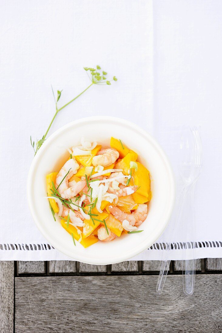 Mango salad with prawns and grated coconut