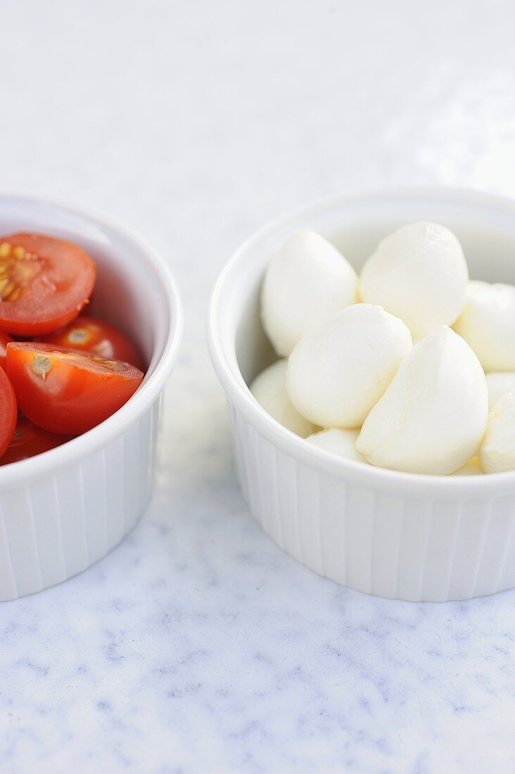 Mozzarella und Tomaten in zwei Schälchen