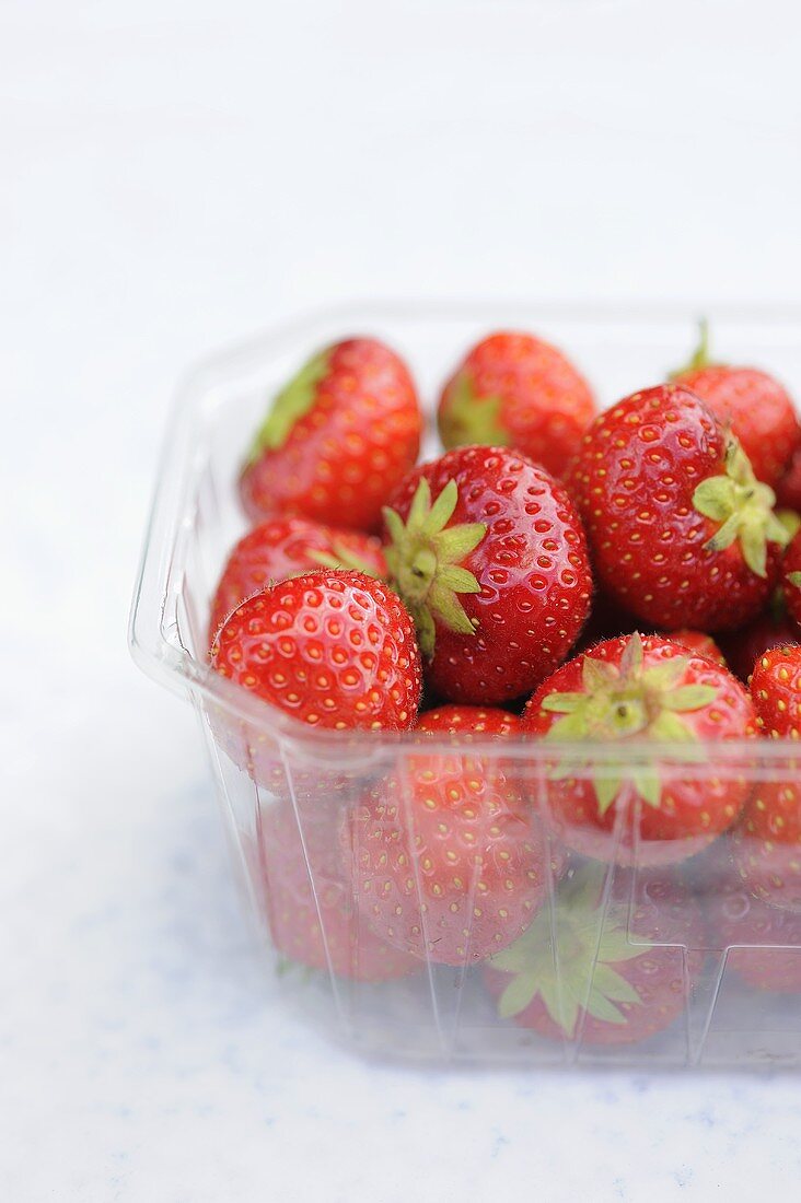 Frische Erdbeeren in einer Plastikschale