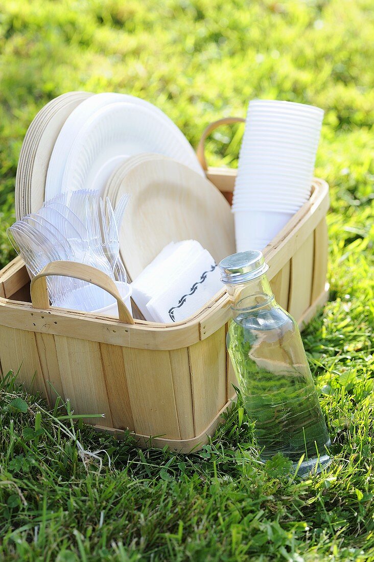 Korb mit Geschirr für Picknick