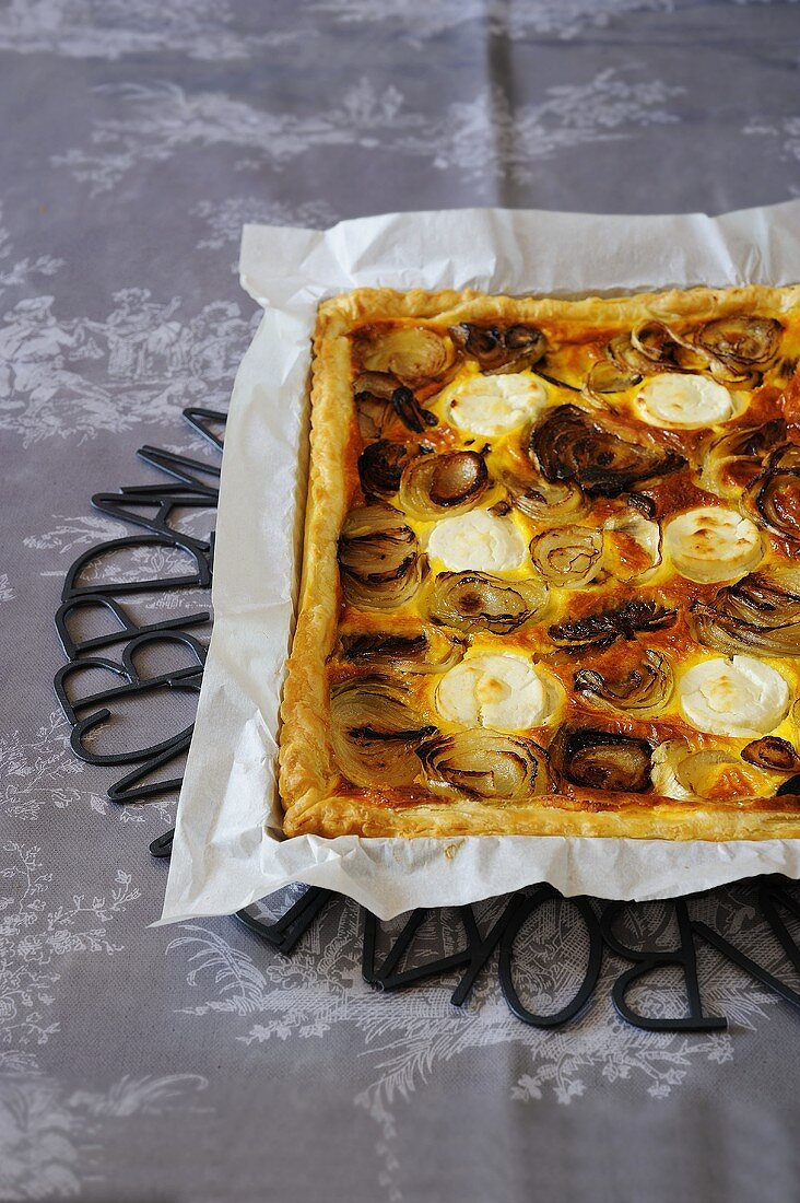 Onion cake with goat's cheese