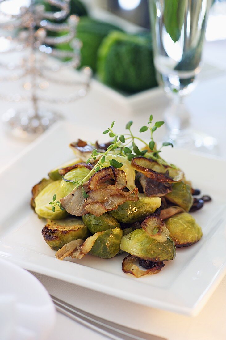 Gebratener Rosenkohl mit Pilzen und Zwiebeln